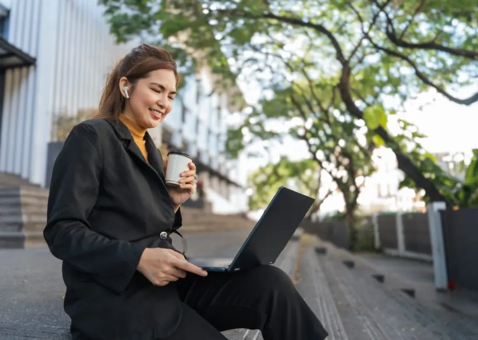 Travailler dehors au soleil ? Grâce à ces réglages, votre écran reste lisible